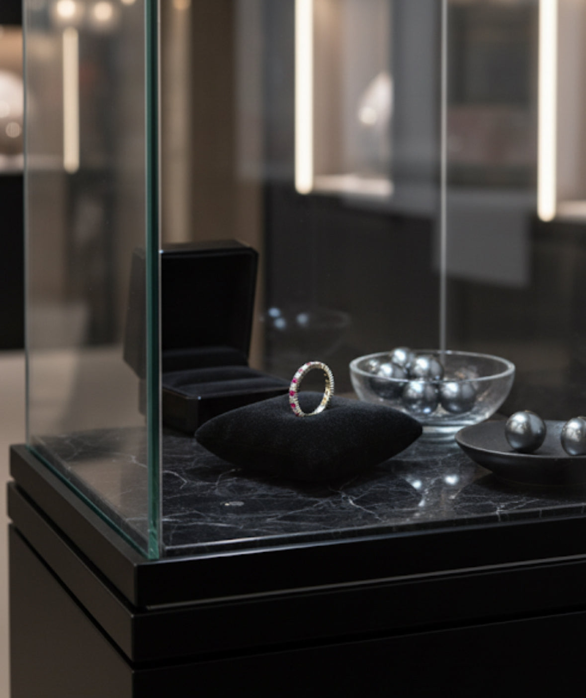 Row Diamond Ring – Red Sapphire Look (Platinum-Plated 925)