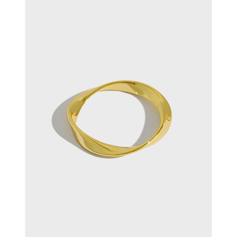 Minimalist Möbius Twist Ring – Smooth Shine (Women)