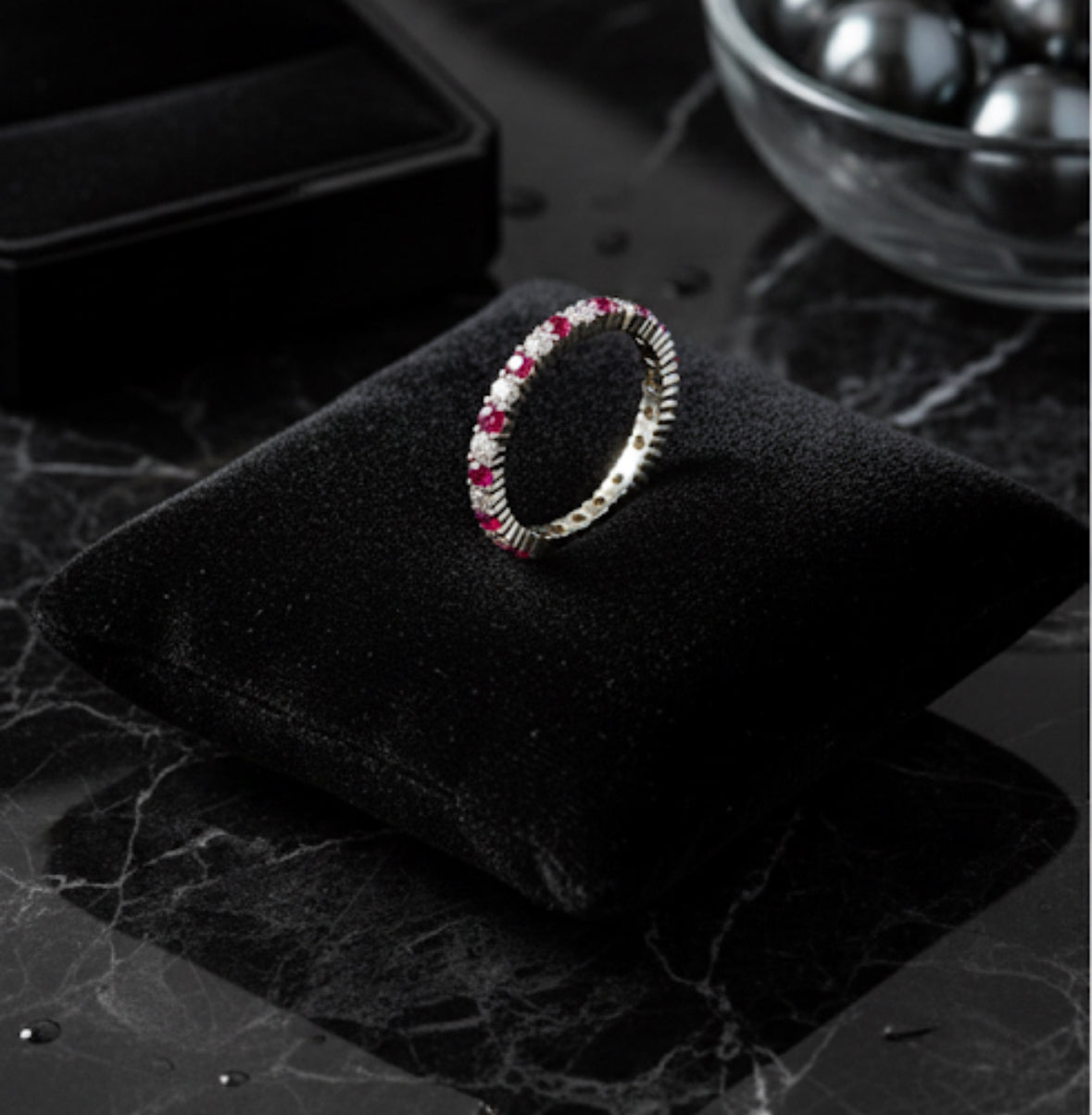 Row Diamond Ring – Red Sapphire Look (Platinum-Plated 925)