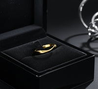 Minimalist Möbius Twist Ring – Smooth Shine (Women)