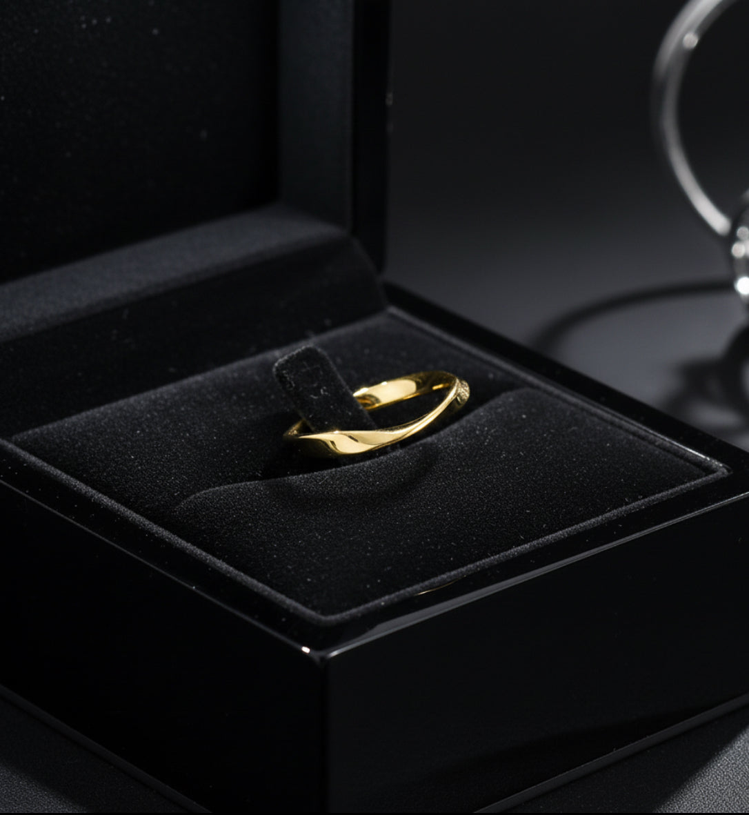 Minimalist Möbius Twist Ring – Smooth Shine (Women)