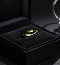 Minimalist Möbius Twist Ring – Smooth Shine (Women)