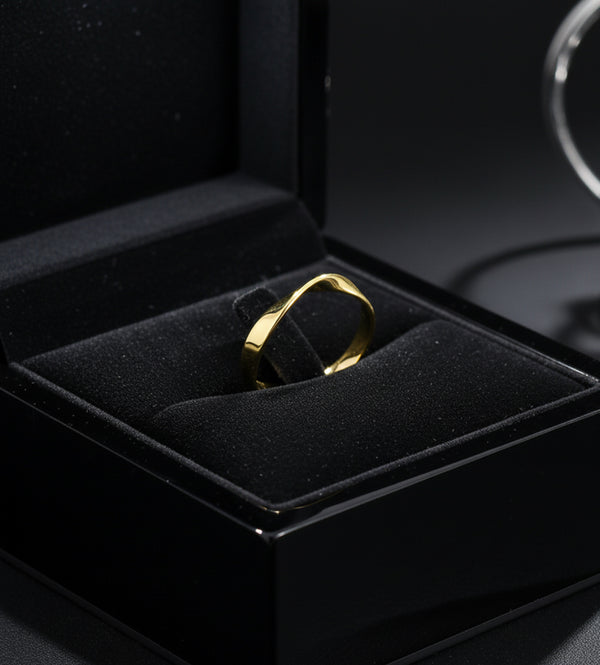 Minimalist Möbius Twist Ring – Smooth Shine (Women)