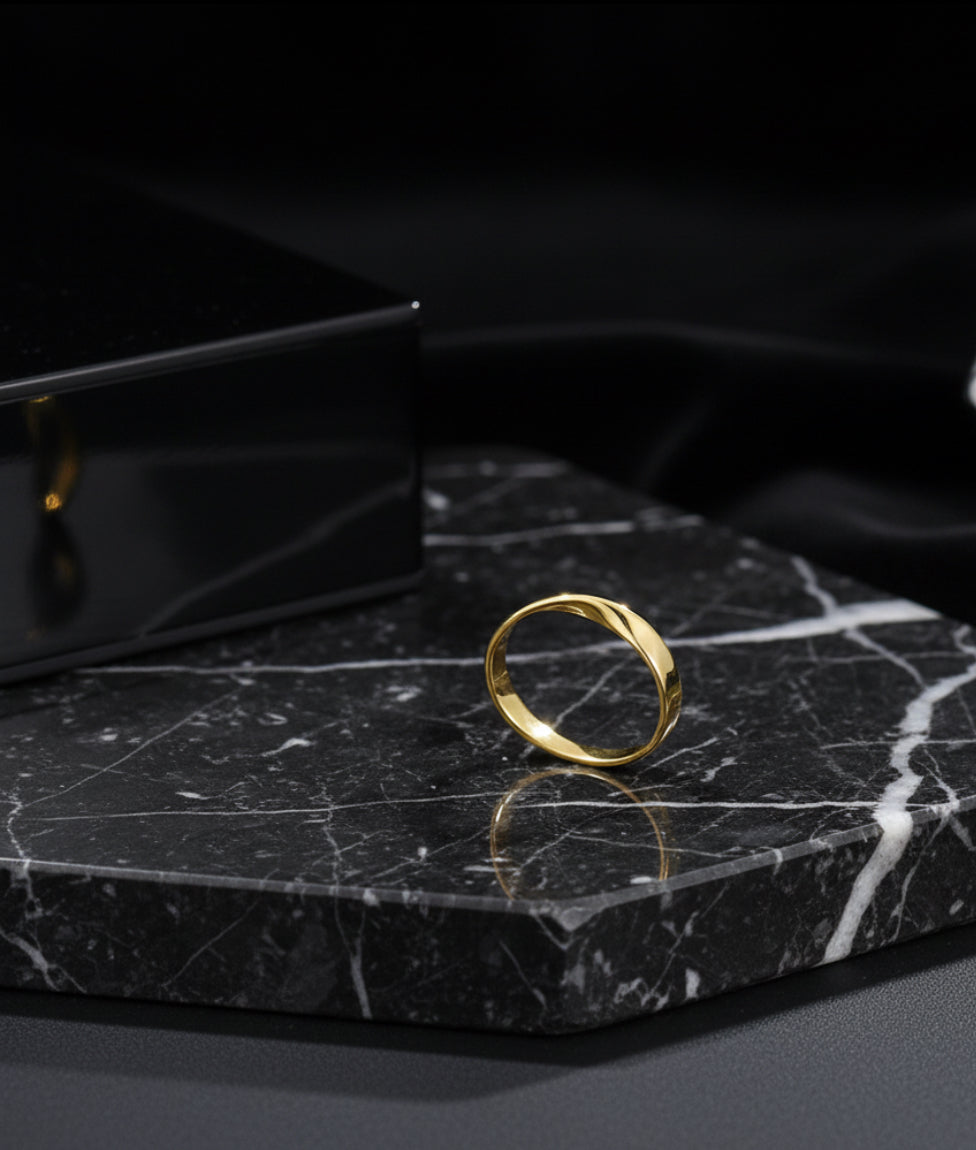 Minimalist Möbius Twist Ring – Smooth Shine (Women)