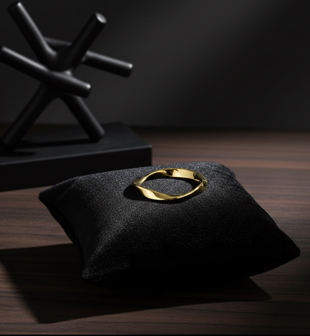 Minimalist Möbius Twist Ring – Smooth Shine (Women)