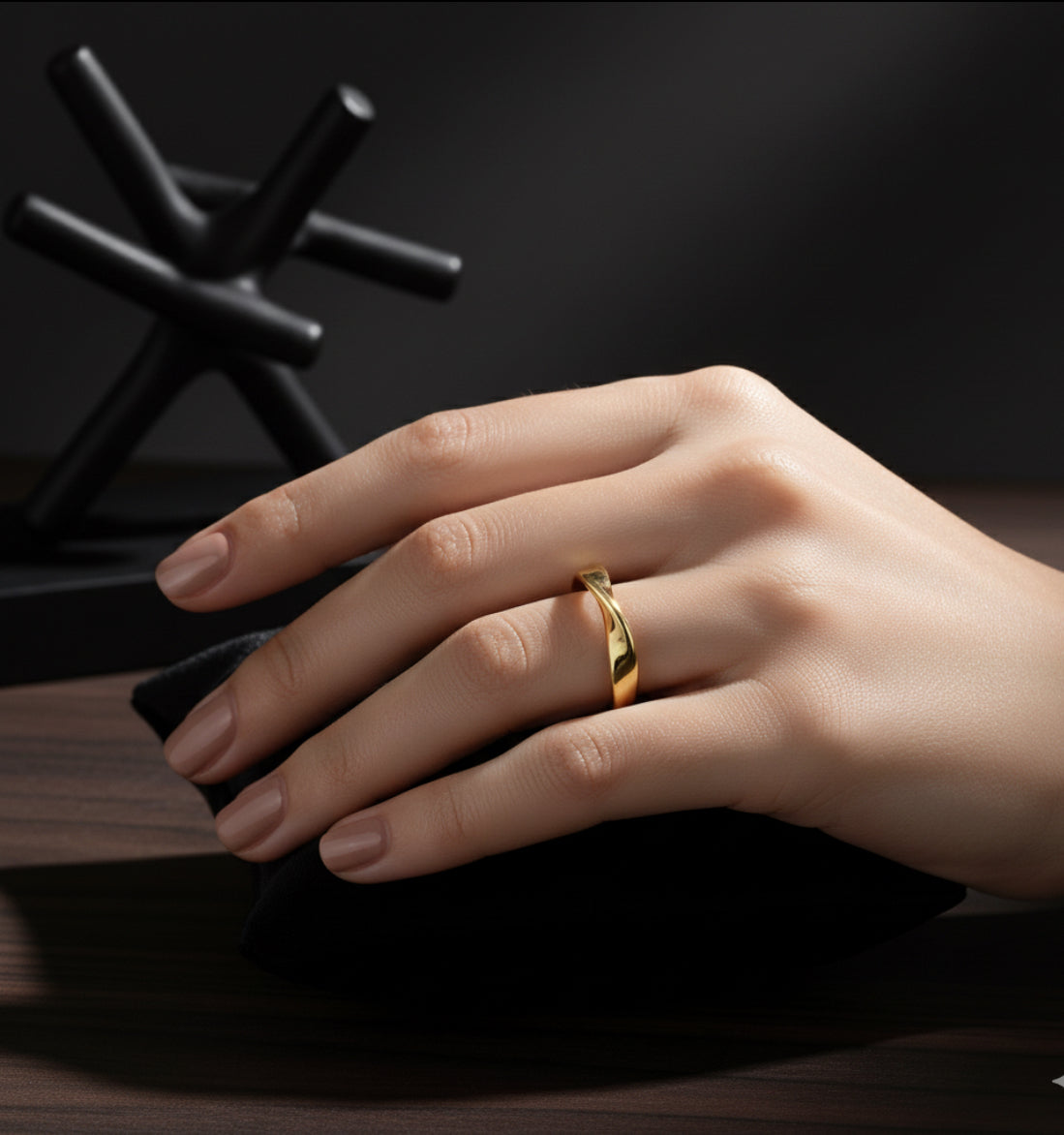 Minimalist Möbius Twist Ring – Smooth Shine (Women)