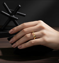 Minimalist Möbius Twist Ring – Smooth Shine (Women)